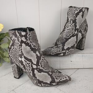 Black White Faux Snakeskin Women’s  Ankle Boots Size 10 Heels Bamboo Bellflower